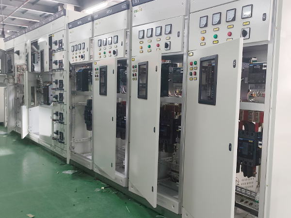 В чем разница между шкафами управления ПЛК и традиционными релейными шкафами?