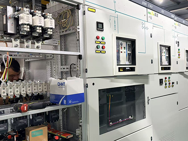 Двухрежимный распределительный щит на 1250 А: защита от перегрузки для тяжелых промышленных нагрузок.